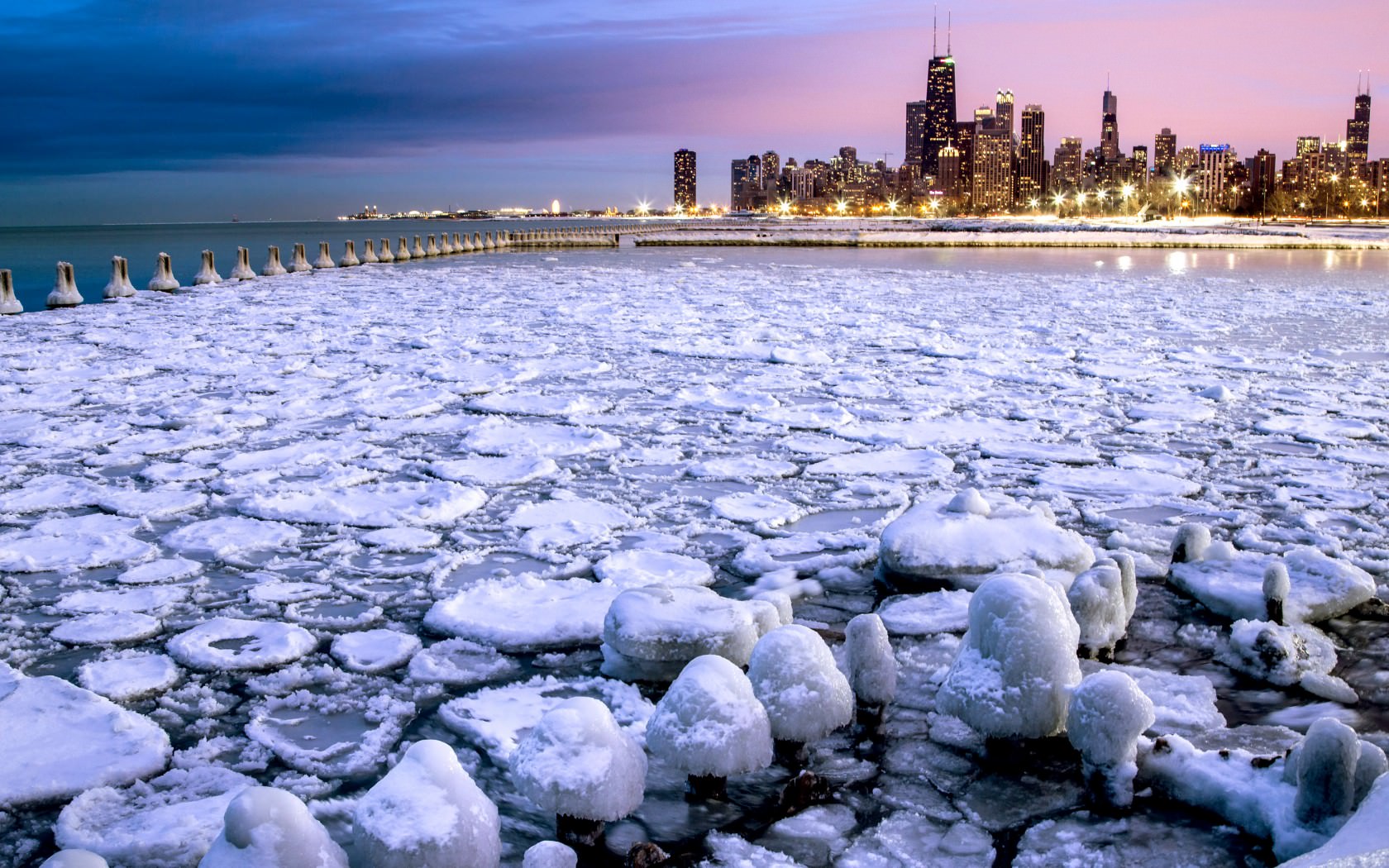 13-chicago-usa-snow-blowing-off-lake-michigan-or-frozen-lake-with-skyscrapers-ea6f78-1680x1050