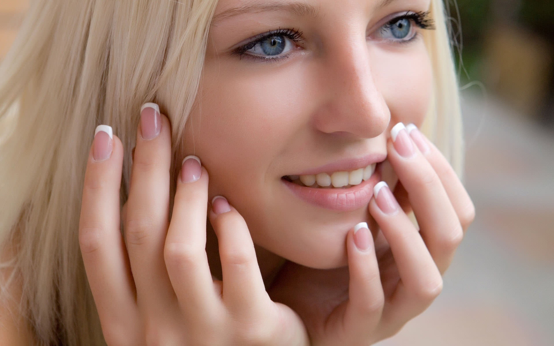 cute-blond-girl-smilling