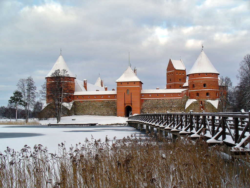 trakai_castle__lithuania_by_vilax