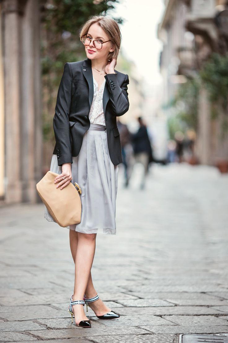 girly-outfit-with-kitten-heels