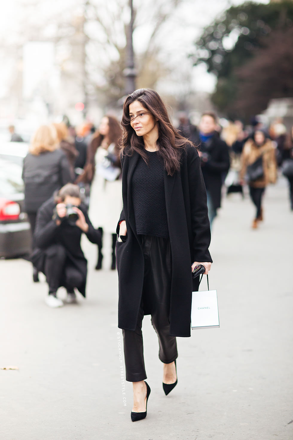 barbara-martelo-street-style-black-minimalism-paris-fashion-week-coat-high-heels