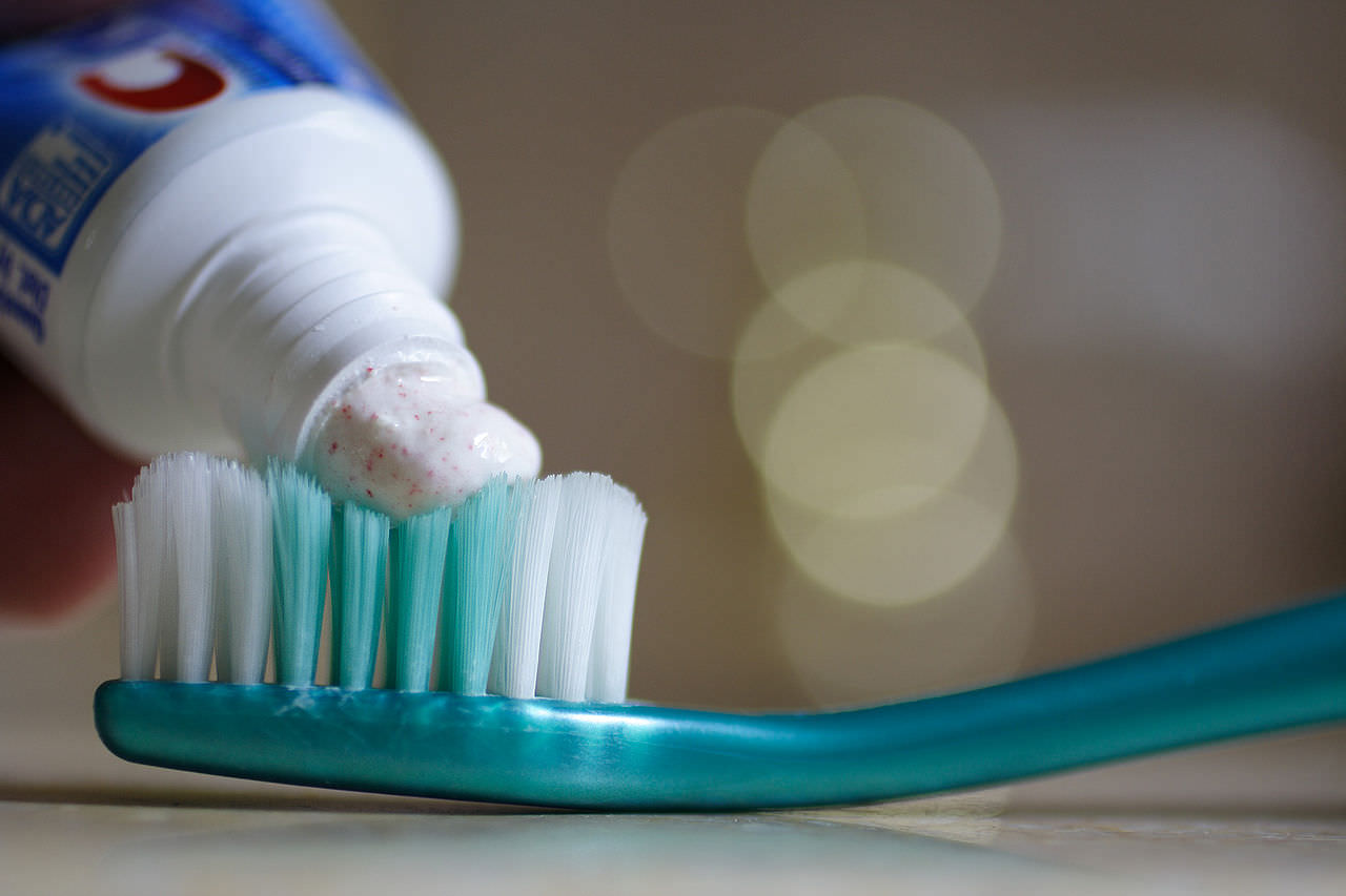 1280px-Toothpasteonbrush
