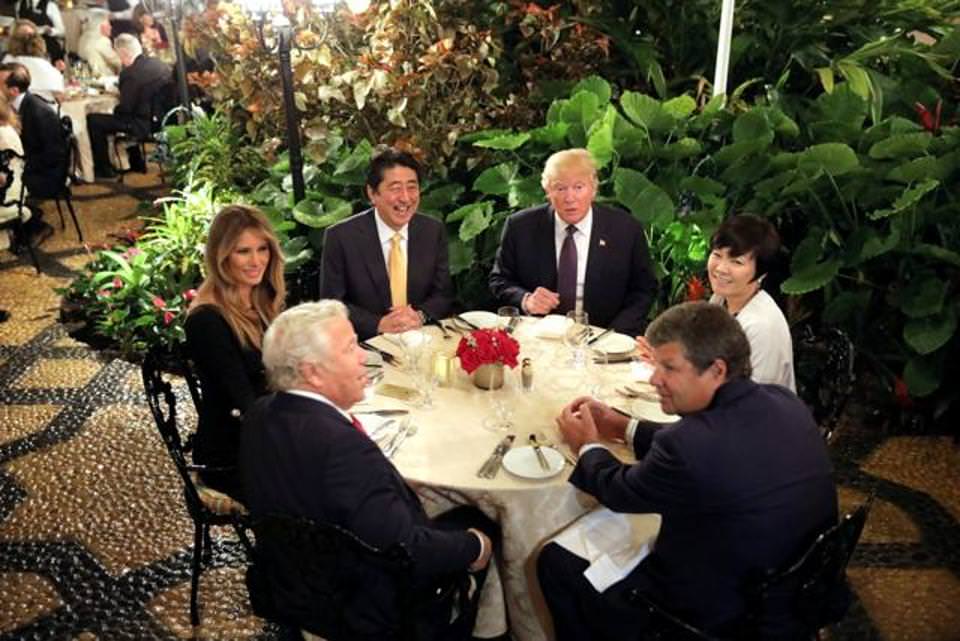 japanese-melania-minister-shinzo-dinner-president-attend_d95f2ab2-f048-11e6-b927-f8a6714f3e88