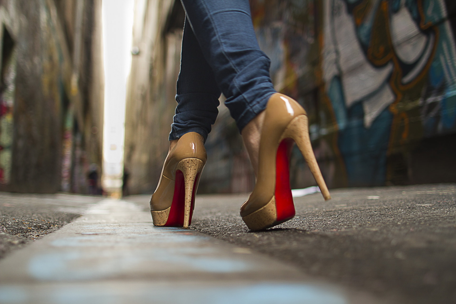 Creative_Wallpaper_Shoes_high_heels_085476_
