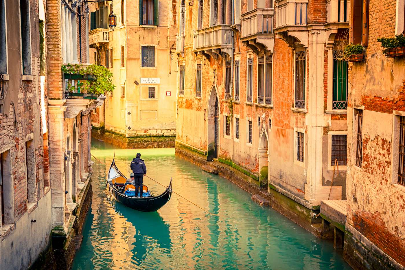 Gondola-on-canal-in-Venice-Italy-1400
