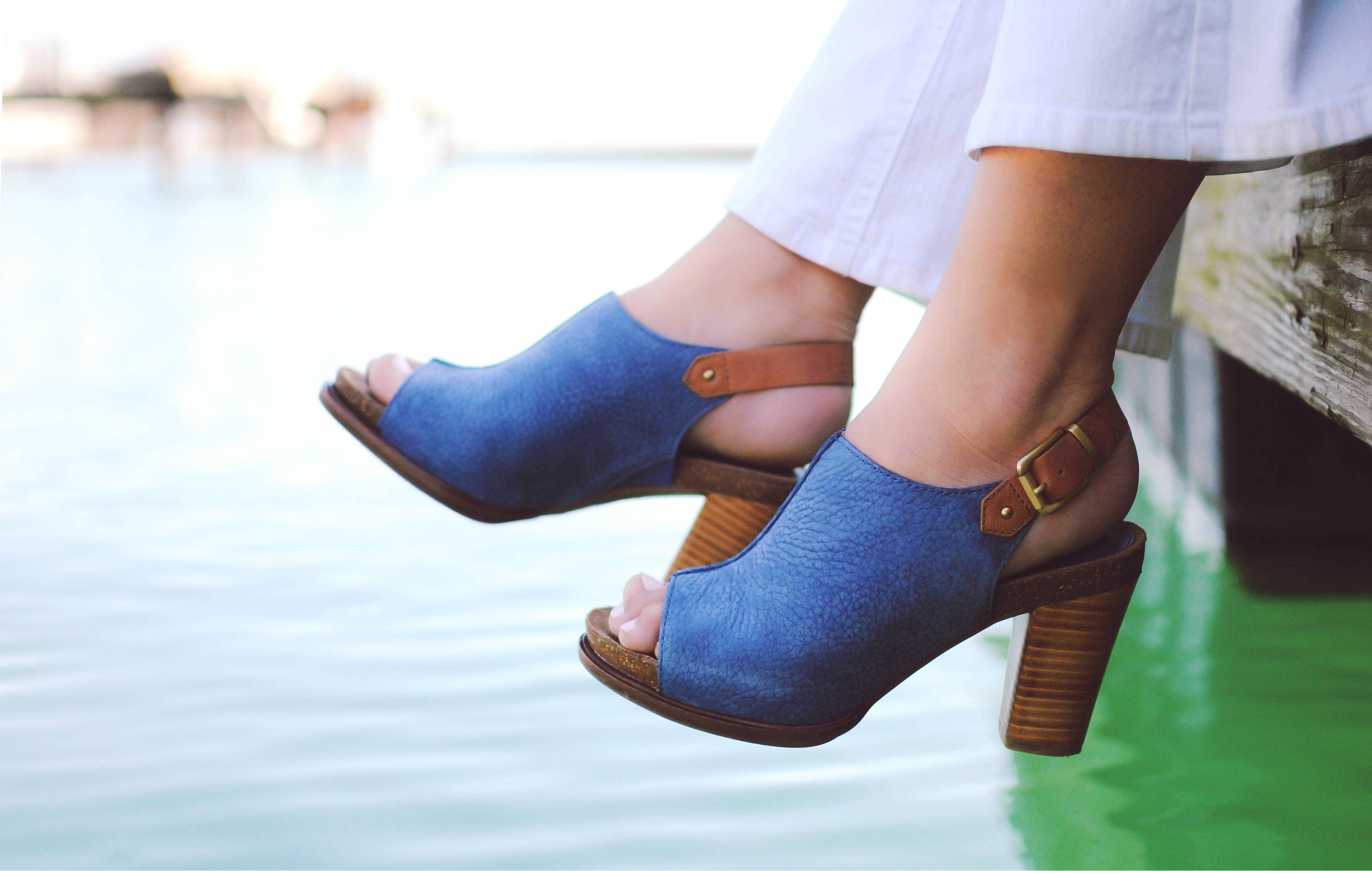Vanessa-Lambert-blogger-behind-What-Would-V-Wear-goes-Perfectly-Sofft-with-Zappos-wearing-denim-slingbacks-and-white-flared-denim-while-38-weeks-pregnant_4