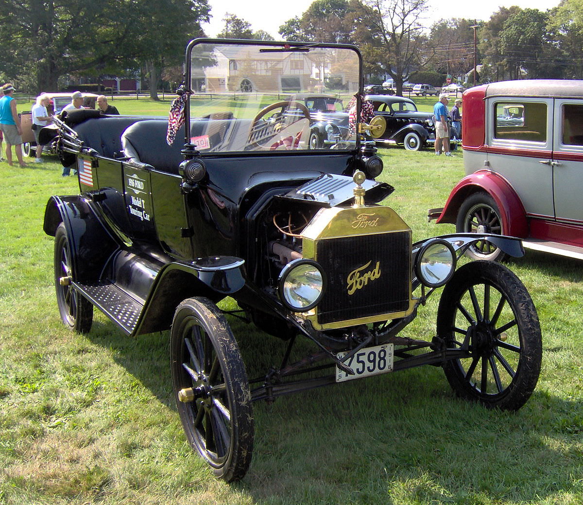 1200px-1916_Ford_Model_T_touring_car