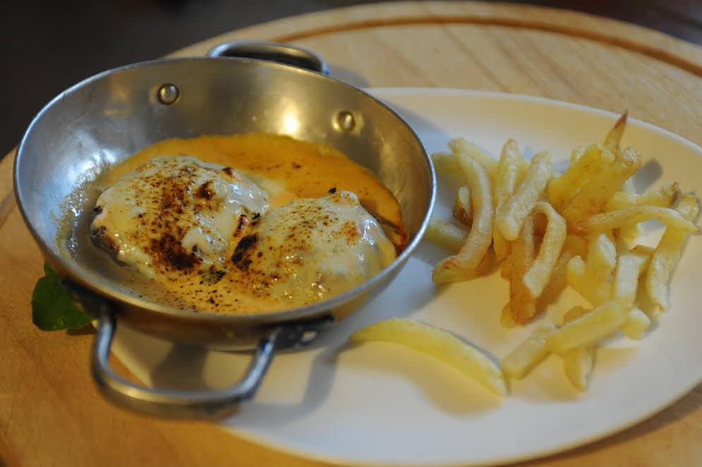 bifteki saganaki