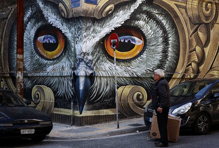 Εντυπωσιακό γκράφιτι του street artist Wild Drawing, το οποίο απεικονίζει μία κουκουβάγια πάνω σε μία εγκαταλελειμμένη μονοκατοικία, μεταμορφώνει μία γειτονιά στο Μεταξουργείο στο κέντρο της Αθήνας, την Κυριακή 30 Οκτωβρίου 2016. Το γκράφιτι δημιουργήθηκε στο πλαίσιο του φεστιβάλ "Το μικρό Παρίσι των Αθηνών”. ΑΠΕ-ΜΠΕ/ΑΠΕ-ΜΠΕ/ΣΥΜΕΛΑ ΠΑΝΤΖΑΡΤΖΗ