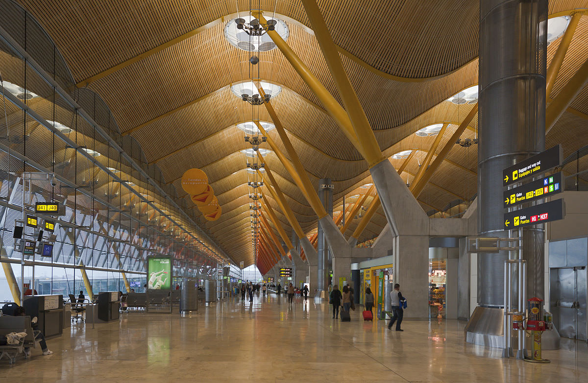 1200px-Terminal_4_del_aeropuerto_de_Madrid-Barajas,_España,_2013-01-09,_DD_05