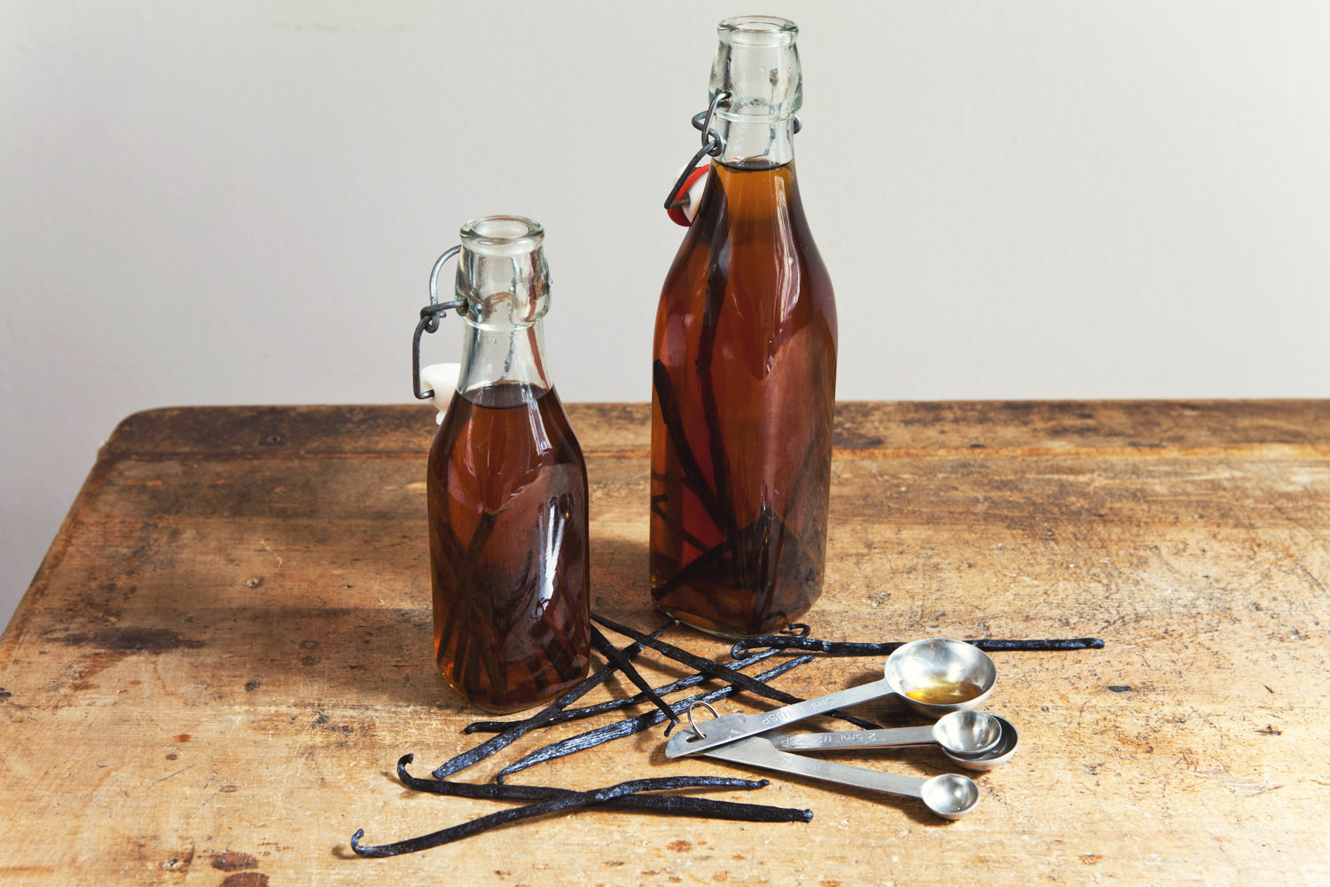 7-Recipe-DIY-Vanilla-Extract-and-Rum-1500x1000