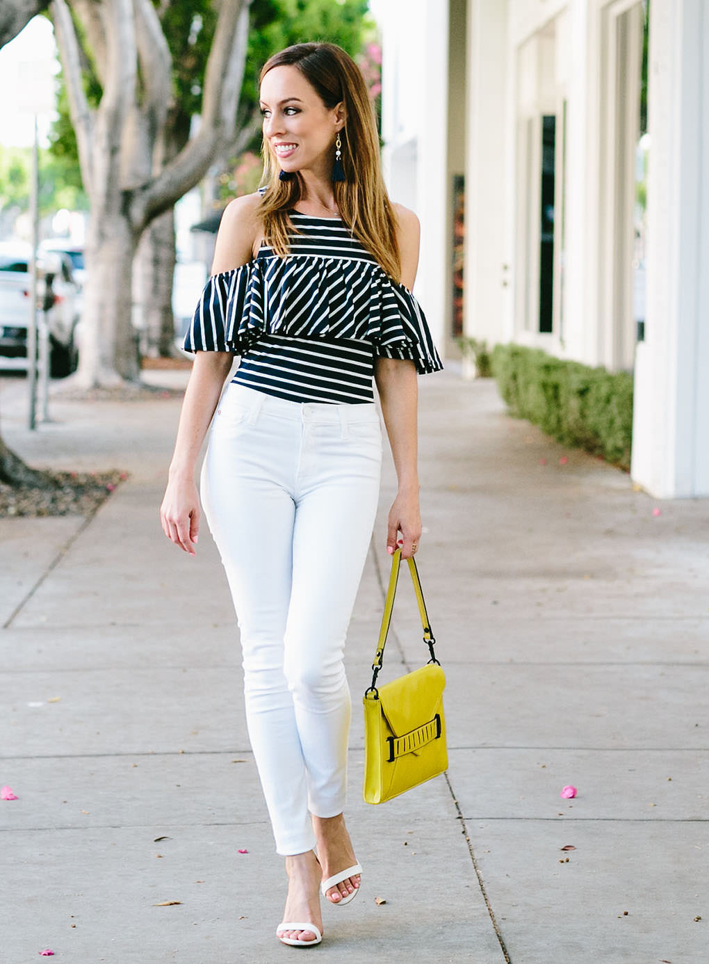 Sydne-Summer-gives-fashion-tips-on-how-to-wear-white-skinny-jeans