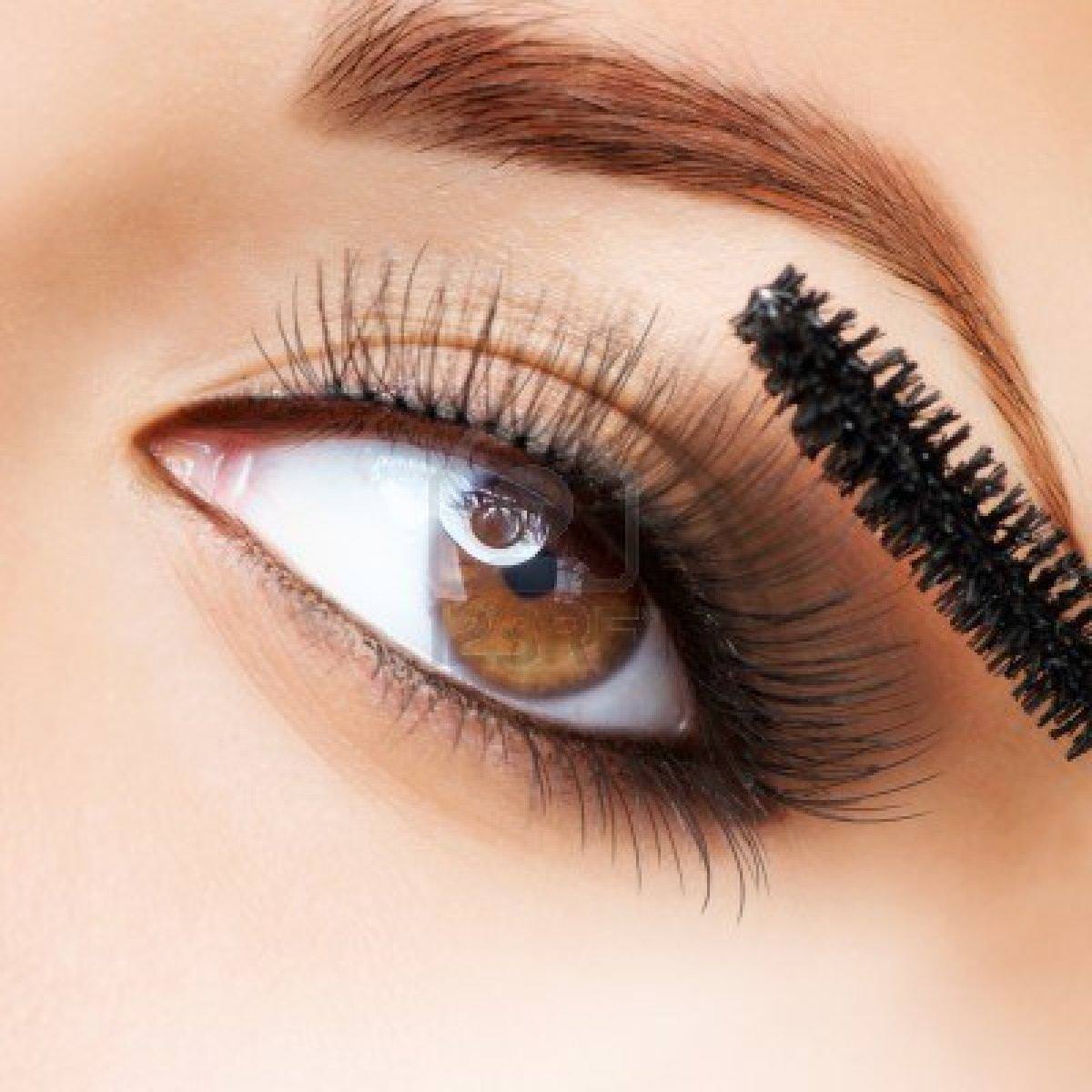 14421784-makeup-make-up-applying-mascara-long-eyelashes
