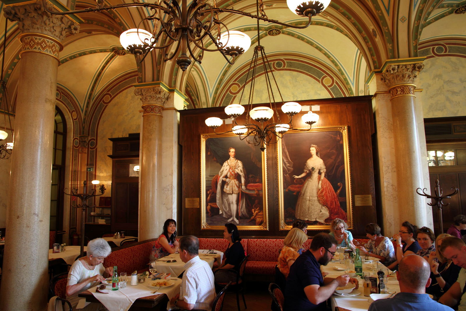 Cafe_Central_in_Vienna_interior_near_portraits