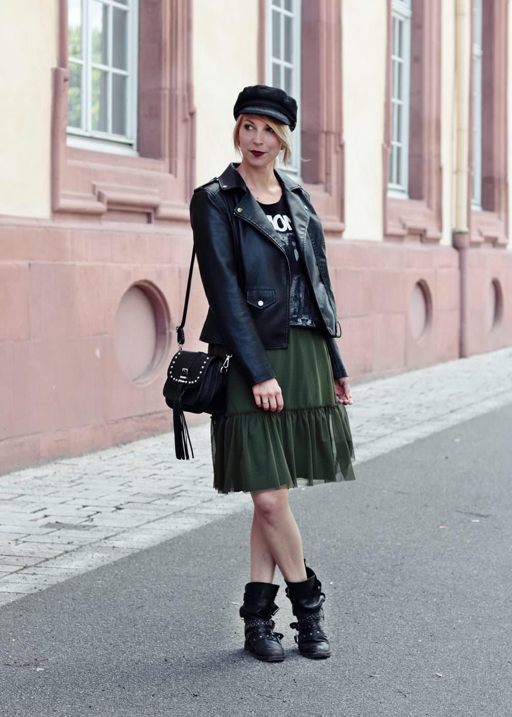 Outfit-Tüllrock-khaki-Lederjacke-Bandshirt-Ramones-Bikerboots-Baker-Boy-Mütze-Fashionblogger-2-1000x1400