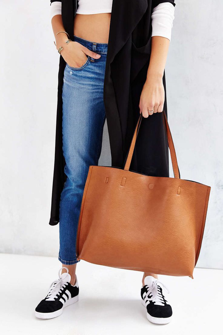 26b696028929ffe9bcefd8024ad130f6--black-leather-tote-bag-leather-totes