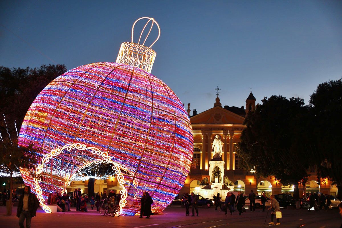 TOPSHOTS-FRANCE-CHRISTMAS-THEME-COLOR