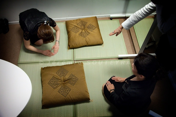 Tokyo - May 28, 2010 - Konkatsu, the Japanese marriage Hunting. At the Infini school in Tokyo, men and women can learn how to seduce someone, meet the in-laws or send emails the right way. The school principal, Etsuko Satake, is teaching to 3 students how to interact with the in-laws. The lesson is ending with a simulated meeting with the mother-in-law in a traditionnal place, including how to bow and how to drink the tea.