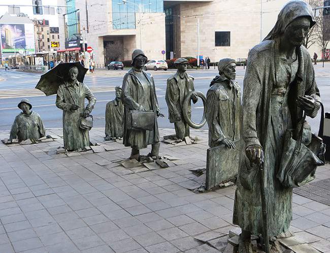 the-monument-of-an-anonymous-passerby-photo-u1