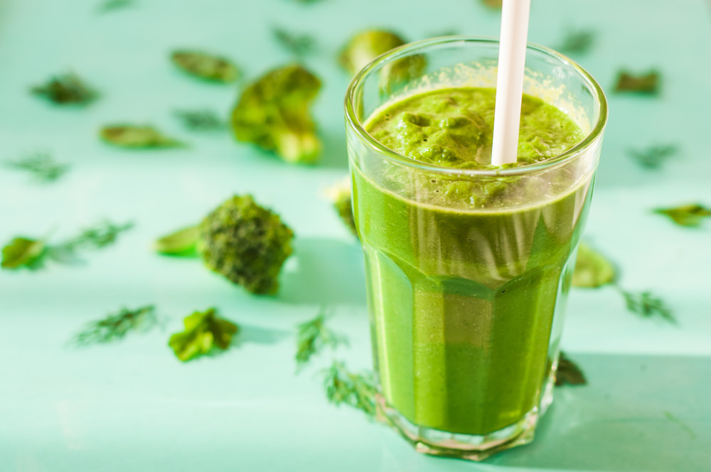 Healthy-Broccoli-Spinach-Smoothie-with-Apple