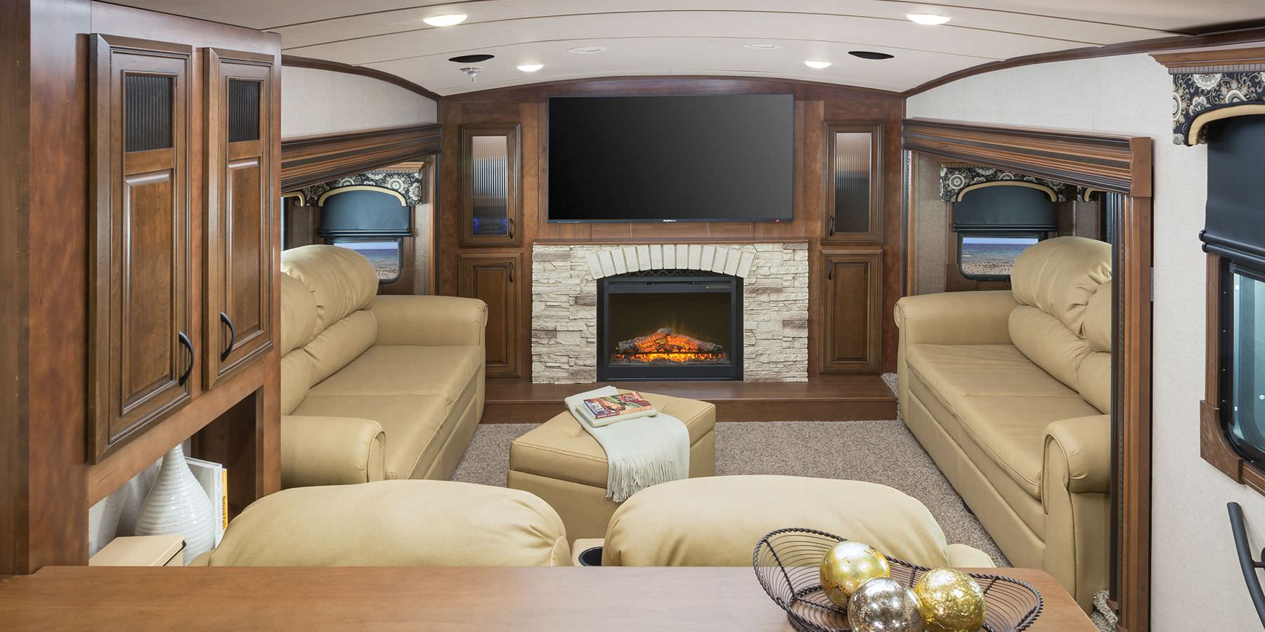 2892-Pinnacle - _0000_Pinn38FLSA_BtFLivingRoom