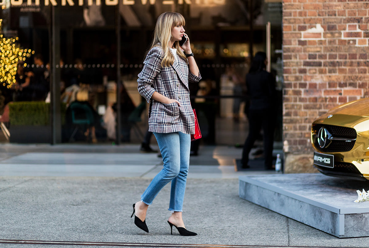 check-blazer-outfits-skinny-jeans-white-t-shirt-black-mules-heels-lisa-aiken