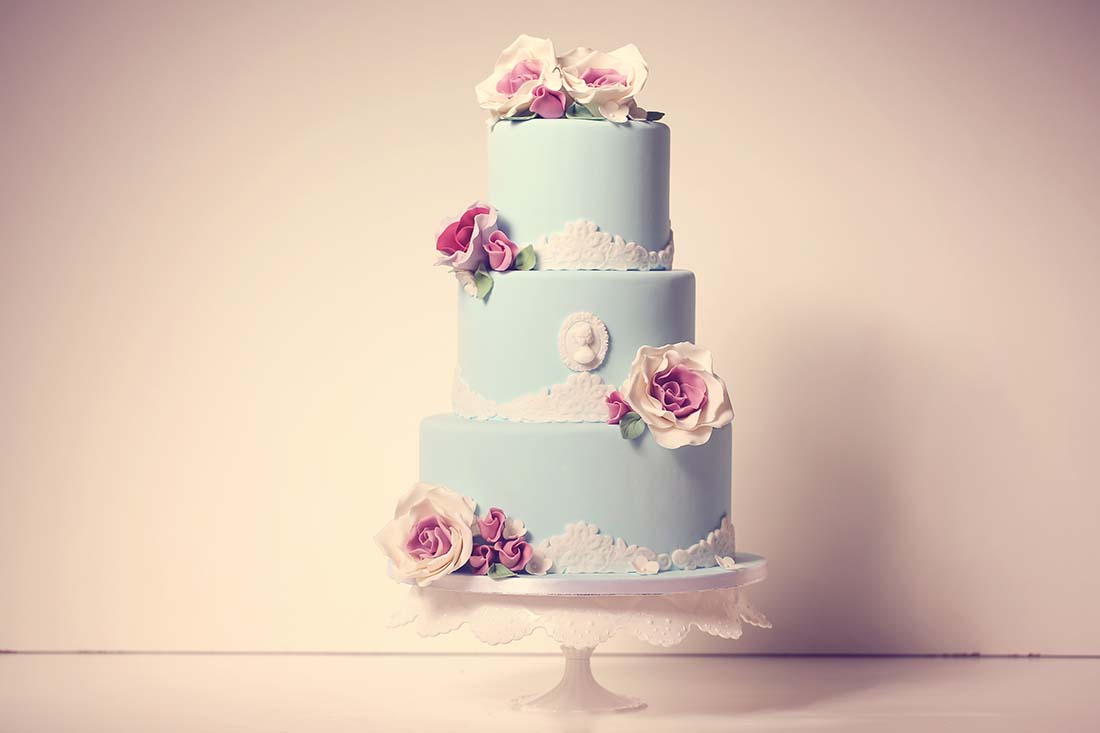 blue wedding cake with roses
