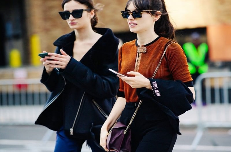 cross_body_bag_trend_fashion_month_orange_tee_1_900x676