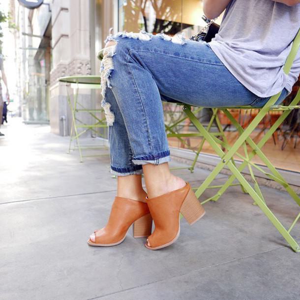 9wtpi4-l-610x610-shoes-mules-mule-brown-date+outfit-outfit+idea-boyfriend+jeans-date-ootd-sotd-gojane