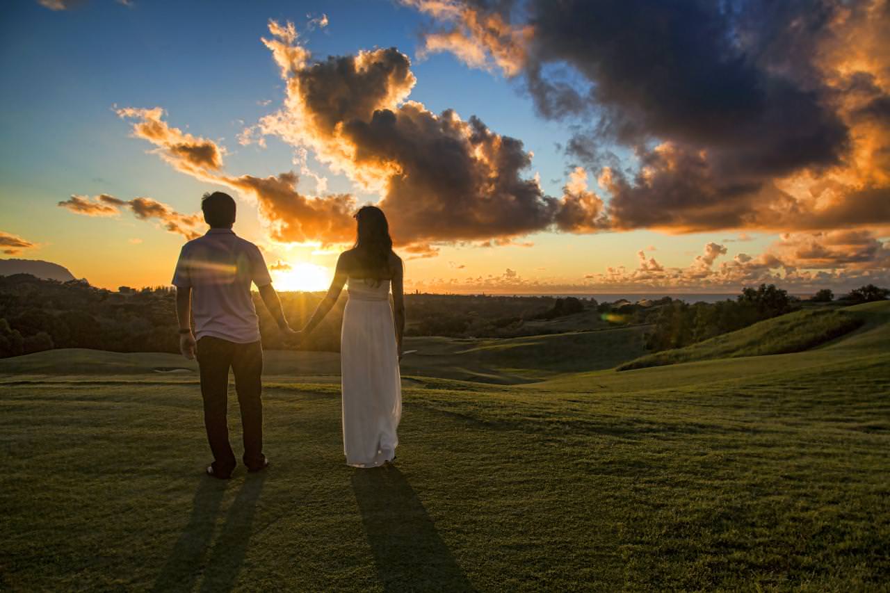 Couple_holding_hands_in_Kauai_7635480262