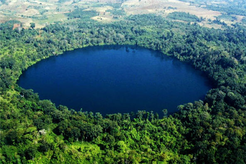 Yak Loum Crater Lake – Ratanakiri