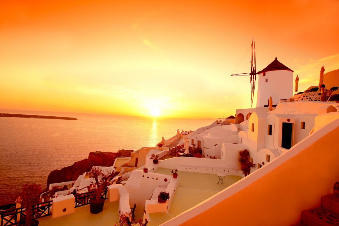to-hliobasilema-apo-th-santorinh-santorini-with-famous-windmill-in-greece-oia-village-135-411d