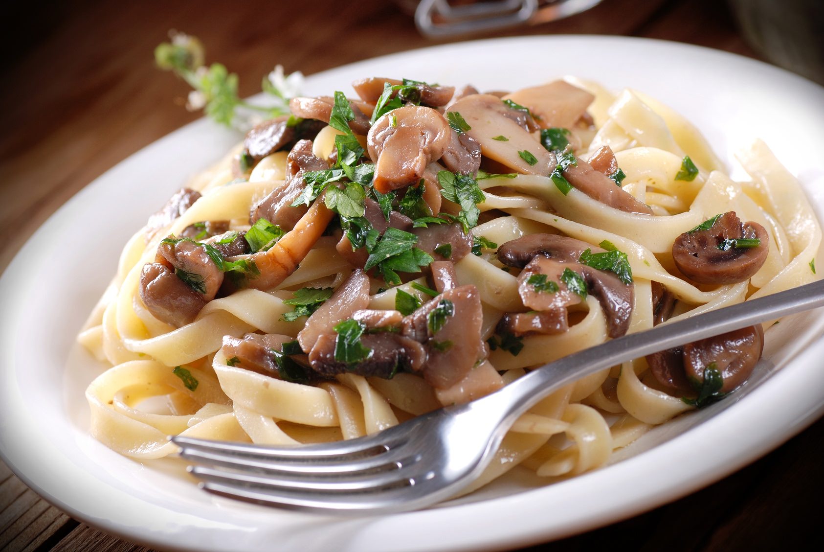 fettuccine ai funghi champignon con prezzemolo e olio di oliva