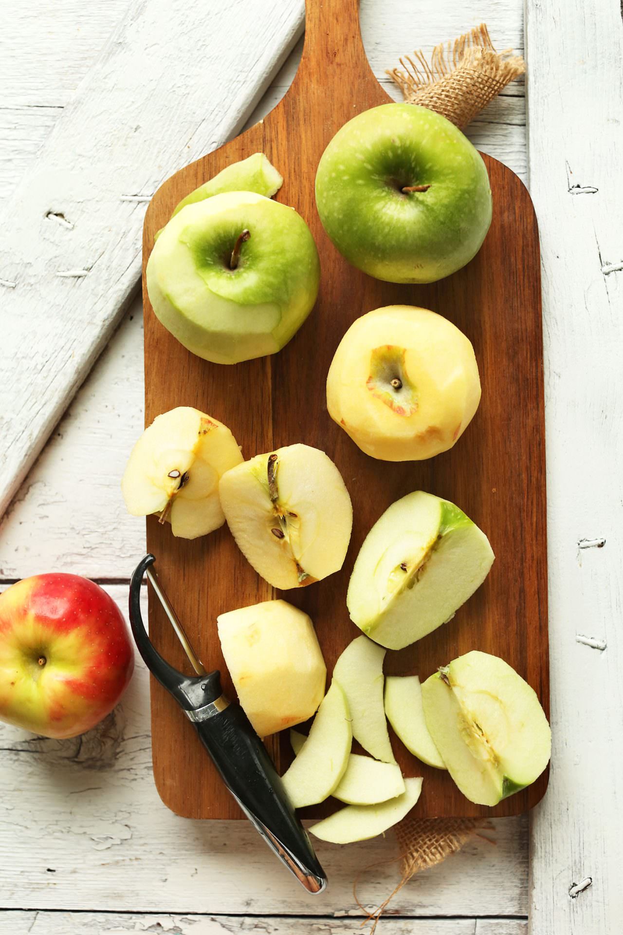THE-BEST-Vegan-Apple-Crisp-with-a-Pecan-Oat-Topping-and-NATURALLY-SWEETENED-vegan-apple-fall-thanksgiving-dessert-applecrisp
