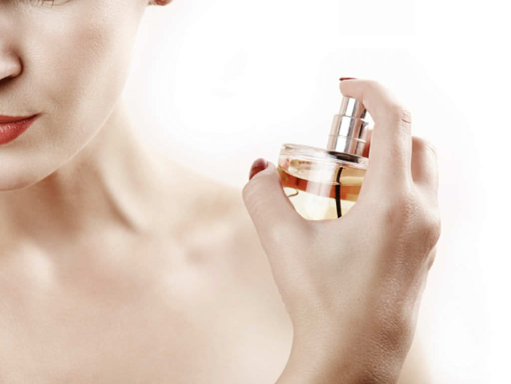 Faire-durer-son-parfum-toute-la-journee-7-astuces_width1024
