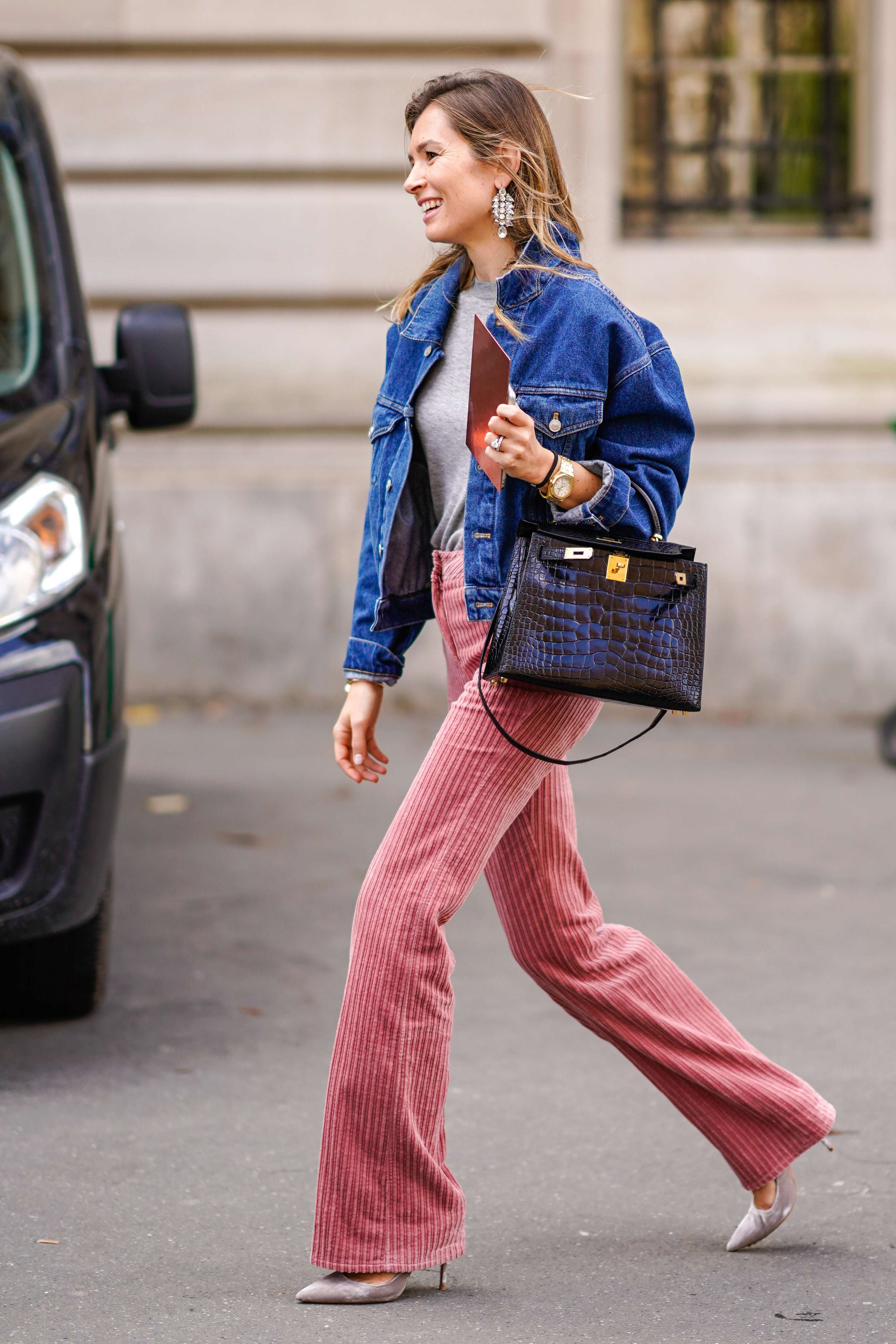 woman-wearing-pink-pants-with-crocodile-bag