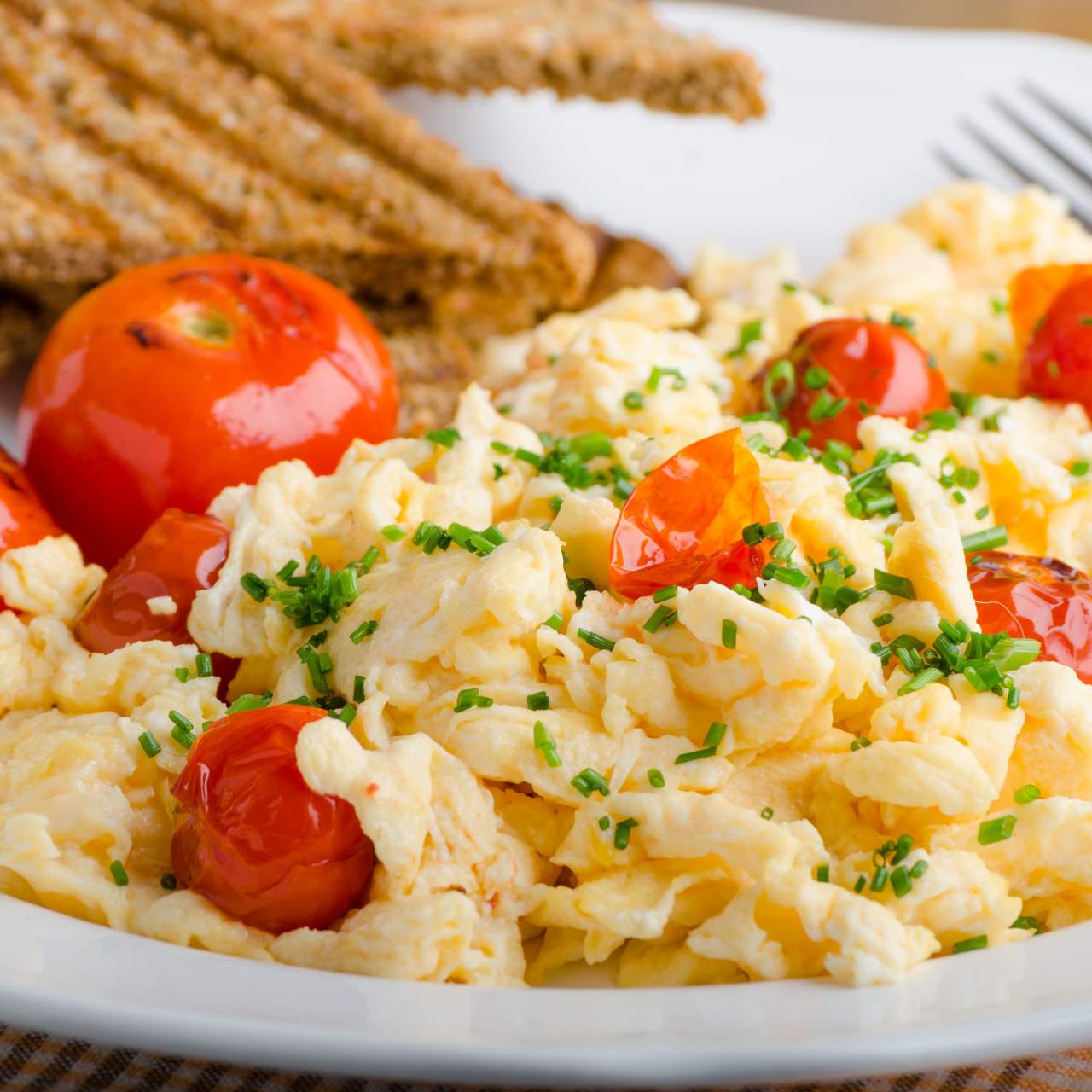 scrambled-eggs-tomato-cream-cheese
